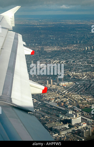 Vertikale Luftaufnahme von West London aus einem Flugzeug-Fenster. Stockfoto