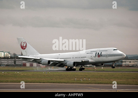 Horizontale Ansicht von Japan Airlines (JAL) Boeing 747 im Moment des Aufpralls auf einer Landebahn landen. Stockfoto