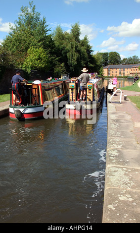 Hausboote, die aus der Schleuse Stockfoto