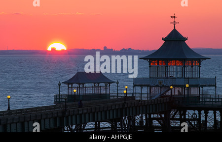 Clevedon Pier bei Sonnenuntergang, Somerset, England Stockfoto