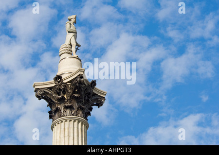 Nahaufnahme von der vor kurzem gereinigt Nelsonsäule in Trafalgar Square an einem Sommertag. Stockfoto