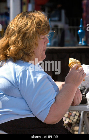 Beleibte Frau ein Eis essen. Stockfoto