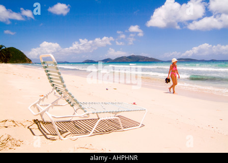 Frau zu Fuß auf Tropical Beach Stockfoto