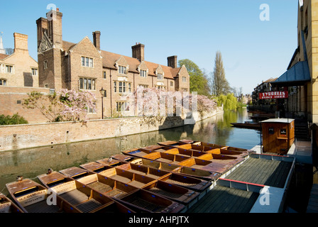 Leere Stocherkähne am Fluss Cam, Cambridge Stockfoto