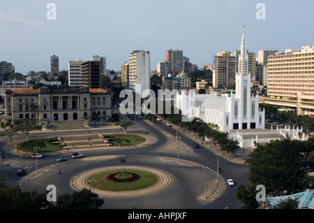 Blick auf das Rathaus und die katholische Kathedrale, im Jahre 1944 abgeschlossen, Maputo, Mosambik Stockfoto