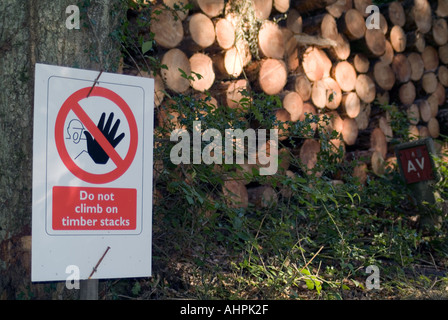 Melden Sie in Hölzer Warnung über die Gefahren des Kletterns auf einem Holzstapel Stockfoto