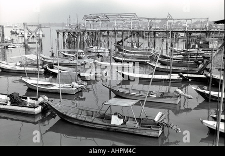 angedockten Boote am Steg Port Klang, Pulau Ketam Malaysia South East Asia in schwarz / weiß Stockfoto