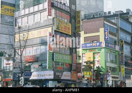 Schilder und Plakate an Multi-Etagen-Shoplots in Seoul City Südkorea Stockfoto