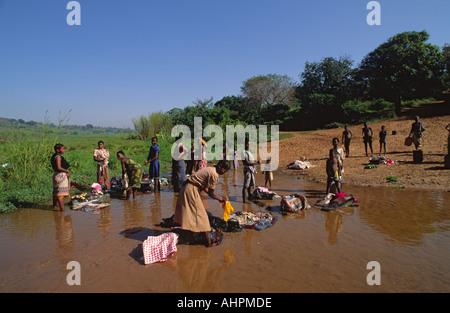 Ländliche Frauen waschen Kleidung in einem Fluss. Zambezia, Mosambik Stockfoto