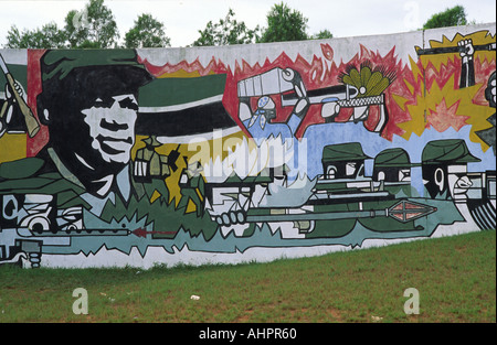 FRELIMO Propaganda Wandbild neben einer Kreuzung an einer belebten Straße. Mosambik Stockfoto