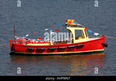 kleine hölzerne Motorboot am Fluss Dart Dartmouth Devon England Europa Vereinigtes Königreich Stockfoto