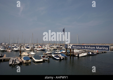 Blick über Brixham Marina vom Hafen Weg Torbay Devon England Europa Vereinigtes Königreich Stockfoto
