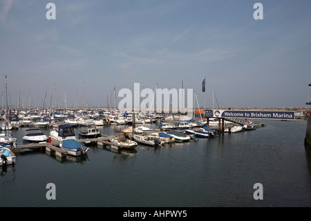 Blick über Brixham Marina vom Hafen Weg Torbay Devon England Europa Vereinigtes Königreich Stockfoto