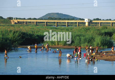 Frauen Waschen von Töpfen, Kleidung und selbst in der Likungo River in der Nähe von Vila de Mokuba, Mosambik Stockfoto