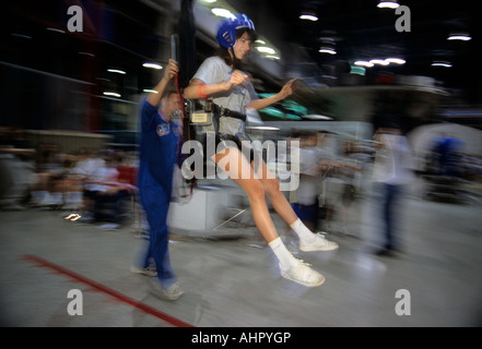 Huntsville, Alabama. Space Camp 13 Jahre altes Kind versucht ein Sechstel Schwerkraft Stuhl, der Schwerkraft auf Mond imitiert. Stockfoto