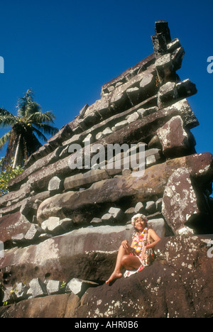 Pohnpei Mikronesien Nan Douwas die Hauptstruktur bei Nan Mandol mit lokalen Frau Maria Obispo Stockfoto