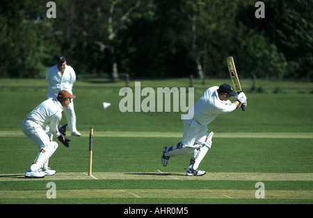 Schlagmann in Aktion während Dorf Cricket match bei Wellesbourne, Warwickshire, England, UK Stockfoto