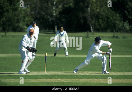 Aktion im Dorf Cricket match bei Wellesbourne, Warwickshire, England, UK Stockfoto