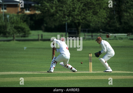 Schlagmann in Aktion während Dorf Cricket match bei Wellesbourne, Warwickshire, England, UK Stockfoto