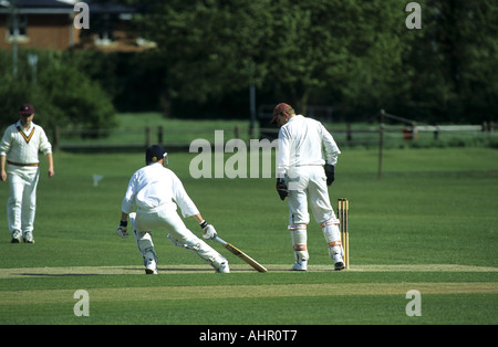 Schlagmann berühren Falte im Dorf Cricket-Match bei Wellesbourne, Warwickshire, England, UK Stockfoto