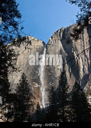 Upper Yosemite Falls im November kurz nach Sonnenaufgang Stockfoto