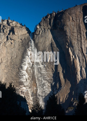 Upper Yosemite Falls im November kurz nach Sonnenaufgang Stockfoto