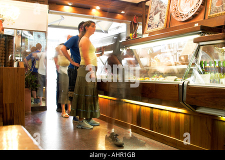 Die Warteschlange im Inneren eine Selbstbedienungsbar in Italien. Stockfoto