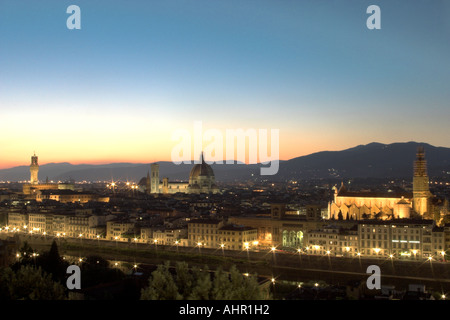 Entnommen aus der Piazzale Michelangelo über die Dächer von Florenz in Richtung Dom und Santa Croce und dem Arno können s Stockfoto