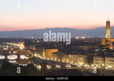 Der Piazzale Michelangelo auf der Suche auf dem Fluss Arno, der Ponte Vecchio in der Nacht entnommen Stockfoto