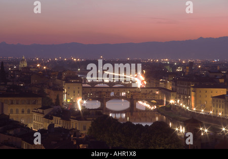 Die Ostseite der Ponte Vecchio und dem Fluss Arno in der Dämmerung Stockfoto