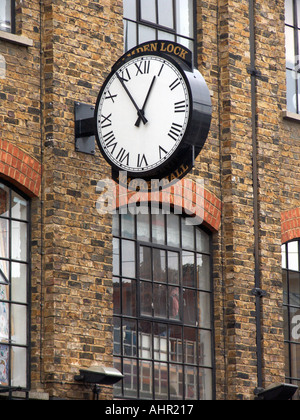 Uhr Camden Lock Market Hall Camden Town London England UK Stockfoto