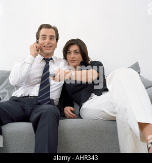 Paar sitzen entspannt auf sofa Stockfoto