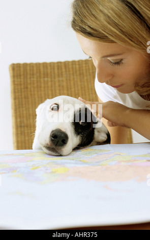 Hund und Dame Besitzer mit Karte Stockfoto