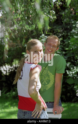 Glückliches Paar im Garten Stockfoto