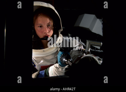 Huntsville, AL. Space Camp 13 yr alten Reparatur Hubbell Space Telescope in simulierten Raumweg-Mission. Stockfoto