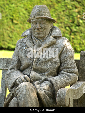 Statue von einem steinernen Mann sitzt auf einer Steinbank in Rufford Park und Abtei, Nottinghamshire UK Stockfoto