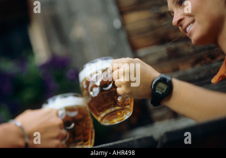 Zwei Personen Toasten mit Bier Stockfoto