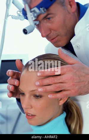 Frau, die Vorbereitung für Facelifting Stockfoto