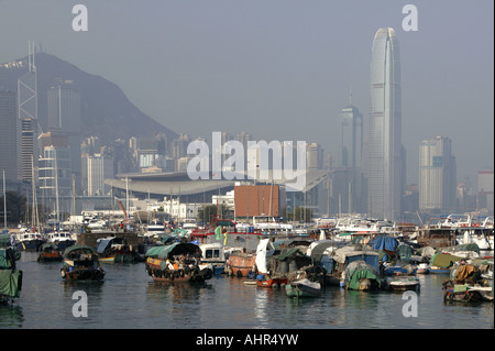 Boote in Causeway bay mit Skyline der Stadt im Hintergrund, Hong Kong, China. Stockfoto