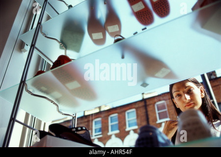 Frau Fenster shopping für Schuhe Stockfoto