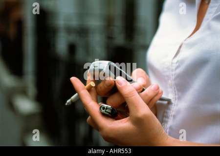 Junge Frau Textnachrichten Stockfoto