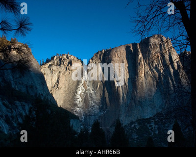 Upper Yosemite Falls im November kurz nach Sonnenaufgang Stockfoto