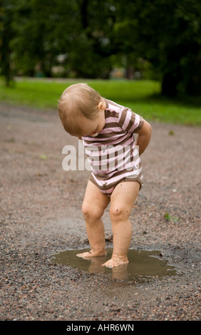 Kleinkind im Schlamm stehen Stockfoto