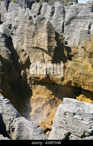 Detail der Wellen, die durch ein Blasloch, Pancake Rocks, Neuseeland Stockfoto