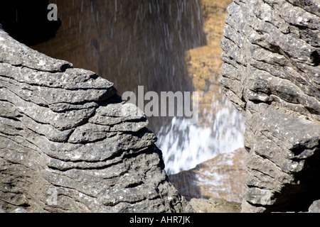 Detail der Wellen, die durch ein Blasloch, Pancake Rocks, Neuseeland Stockfoto