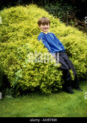 Kleiner Junge in Schuluniform, der frech aussieht, England, Großbritannien Stockfoto