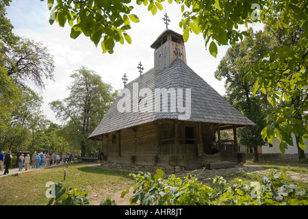 Eine Holzkirche aus der Maramures-Region im Dorfmuseum in Bukarest / Rumänien Stockfoto