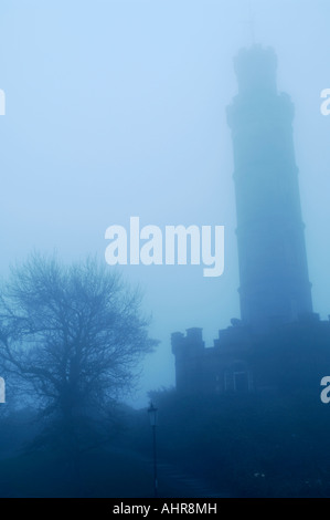 Das Royal Observatory auf Carlton Hill Edinburgh in einem Nebel Stockfoto