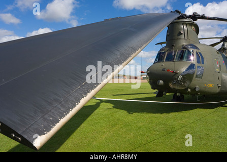 Eine Boeing CH-47 Chinook mit den Rotorblättern festgebunden und eines davon in im Vordergrund Nahaufnahme Stockfoto