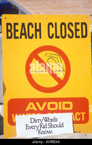 Ein Schild mit der Aufschrift Wasserkontakt vermeiden Warnung Leute, das ist ein Strand von Marina del Rey Los Angeles CA wegen Verschmutzung geschlossen Stockfoto